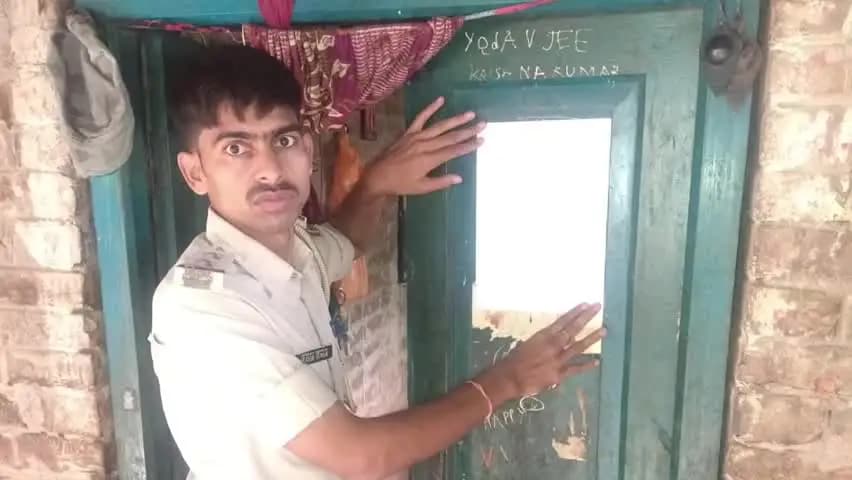 मनीगाछी: न्यायालय के आदेश पर वाजितपुर पुलिस ने वारंटी जामोद कुमार यादव के घर इश्तिहार चस्पा किया