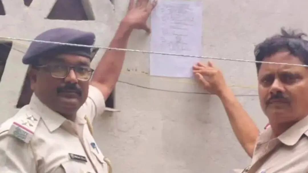 चेहराकलां: लूटकांड के फरार आरोपी के घर इश्तेहार चिपकाया गया
