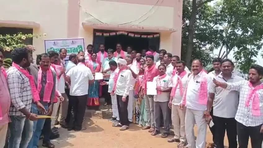 పరకాల: పరకాలలో కాంగ్రెస్ హామీలపై బీఆర్ఎస్ నిరసన: అధికారులకు వినతిపత్రం