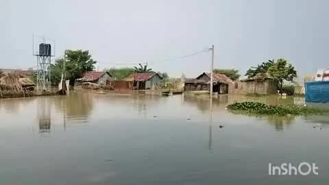 उधवा: उधवा प्रखंड के दियारा क्षेत्र में घरों तक पहुंचा बाढ़ का पानी, ग्रामीण नाव के सहारे आवागमन को मजबूर