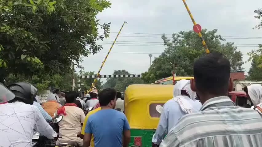 सैदपुर: रेलवे क्रासिंग के जाम में फंसी ट्रेन, क्रासिंग बंद न होने से करीब आधे घंटे खड़ी रही डेमू, स्कूली बच्चे भी हुए बेहाल