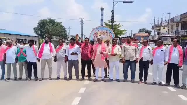 మంథని: ఇందిరమ్మ పాలన అంటే మళ్ళీ ఎమర్జెన్సీ రోజులే : మాజీ ఎమ్మెల్యే పుట్ట మధు., మంథని కాటారం ప్రధాన రహదారిపై బిఆర్ఎస్ ధర్నా