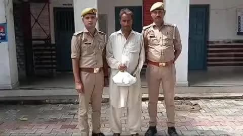 कासगंज -गंजडुंडवारा थाना पुलिस ने 35 क्वार्टर अवैध देशी शराब के साथ दो अभियुक्त किए गिरफ्तार ।