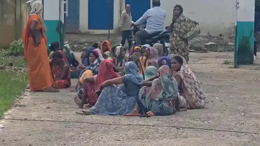 मानिकपुर: राहत सामग्री वितरण व राजस्व टीम गांव न पहुंचने पर तहसील में उमड़ी 500 लोगों की भीड़, एसडीएम ने दिया आश्वासन