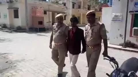 कासगंज - अमांपुर थाना पुलिस ने एक अभियुक्त को किया गिरफ्तार कब्जे से 04 चोरी की बाइक बरामद।