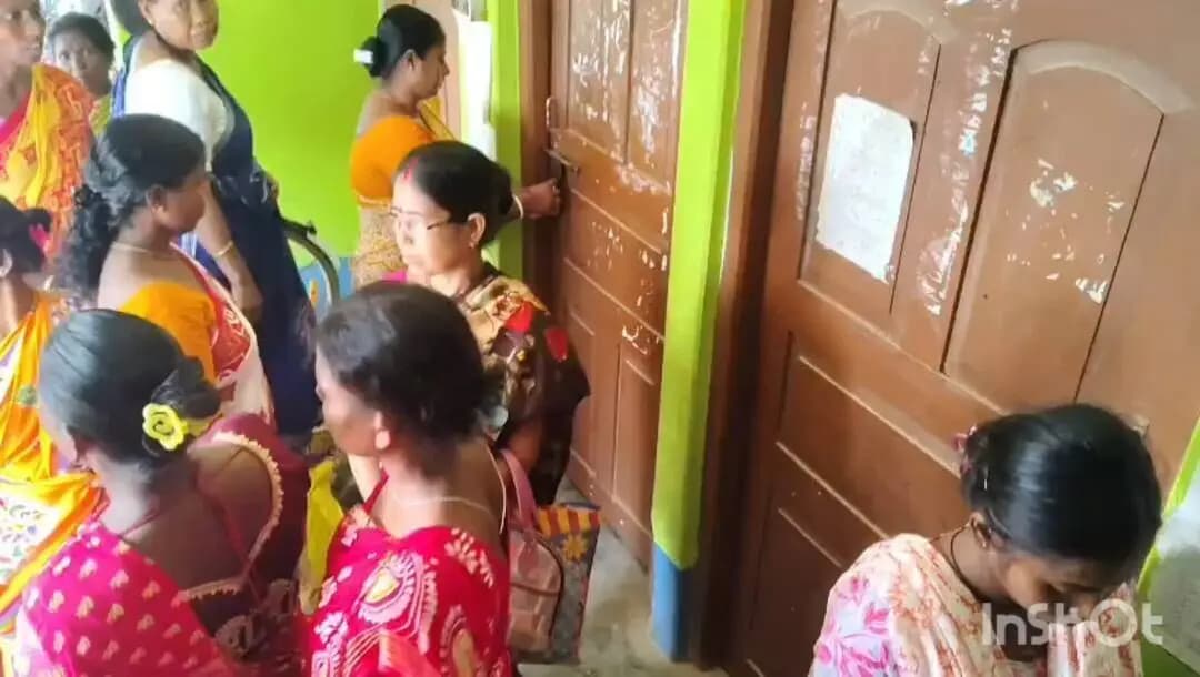 কুমারগঞ্জ: কুমারগঞ্জে স্বনির্ভর দলের ২৬ লক্ষ টাকা তছরুপের অভিযোগে পঞ্চায়েতে তালা