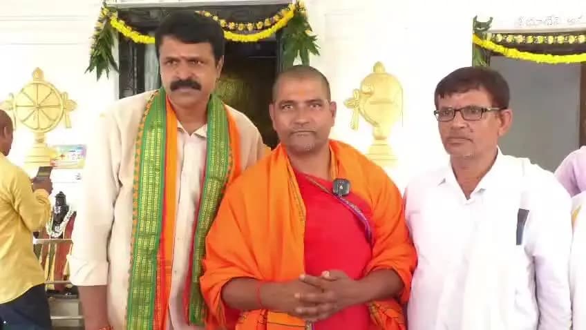 కరీంనగర్: కొత్తపల్లి స్వయంభు శ్రీ వెంకటేశ్వర స్వామి చిన్నగుట్ట గిరి ప్రదక్షిణ విజయవంతం : సురేష్ ఆత్మరామ్ మహారాజ్