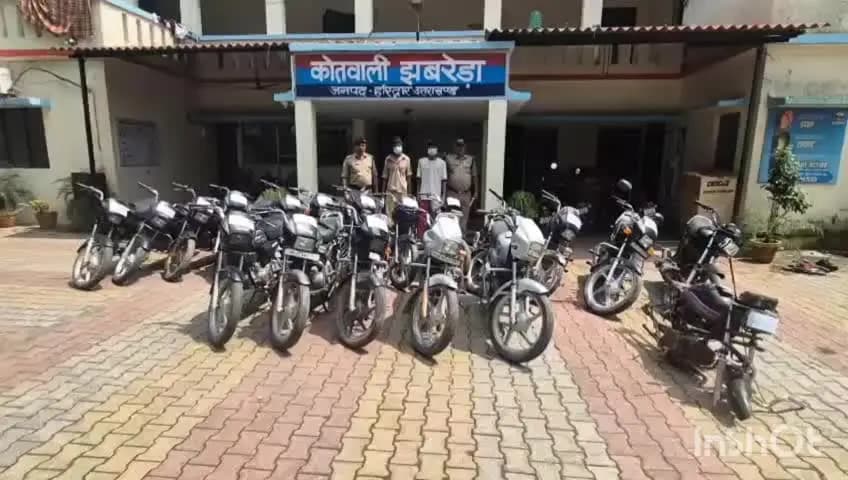 रूड़की: फाजिलपुर चौराहे से पुलिस ने भेष बदलकर बाइक चोरी करने वाले 2 चोरों को किया गिरफ्तार, 19 बाइक बरामद