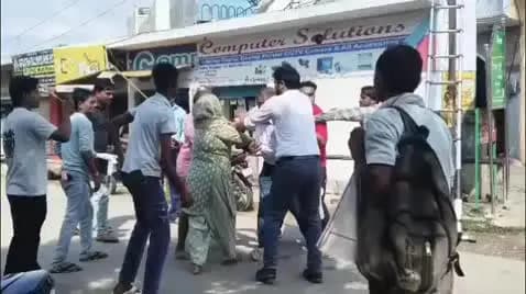 फर्रुखाबाद: बिजली चोरी पकड़ने गई टीम पर हमला, अवर अभियंता को जमीन पर गिराकर जमकर पीटा, मारपीट का वीडियो वायरल