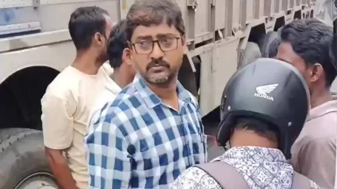 गोविंदपुर: गोबिंदपुर थाना क्षेत्र के ऊपर बाजार में एक महिला की ट्रक की चपेट में आने से घटनास्थल पर दर्दनाक मौत