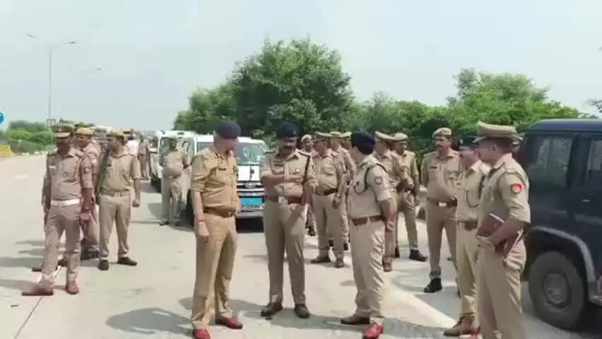 खेकड़ा: ईस्टर्न पेरीफेरल एक्सप्रेस वे पर भीषण सड़क हादसे में 13 लोगों की मौत, ADG मेरठ ने घटनास्थल और अस्पताल का किया निरीक्षण