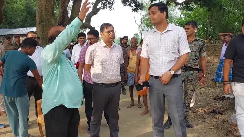 मनिहारी: डीएम ने बाढ़ प्रभावित इलाकों का लिया जायजा, राहत कार्य और पीड़ितों को समय पर भोजन देने के दिए निर्देश