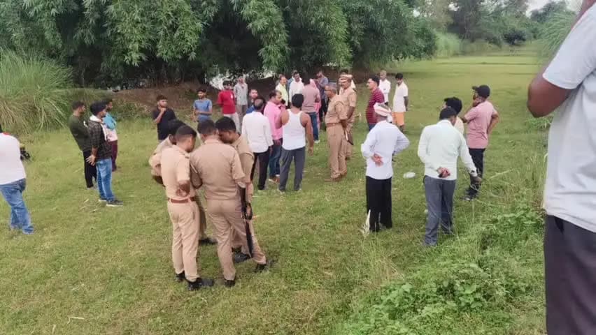 बदलापुर: उदपुर गेल्हवा गांव में स्थित पीली नदी में करीब 10 दिन बाद मिला मानू गौतम का शव, पुलिस ने कब्जे में लेकर कार्रवाई शुरू की