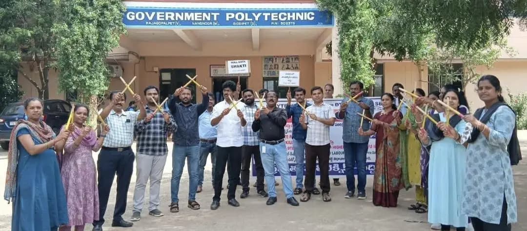 నంగునూరు: నంగునూరులో పాలిటెక్నిక్ ఉద్యోగుల వినూత్న నిరసన: కోలాటాలతో నిరసన