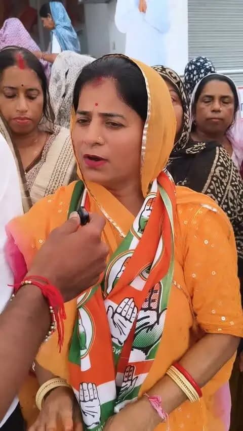 झुंझुनू: वार्ड नंबर 46 में वार्ड वासियों की प्रमुख समस्याओं का समाधान करने का कांग्रेस प्रत्याशी प्रेमलता कर रही दावा