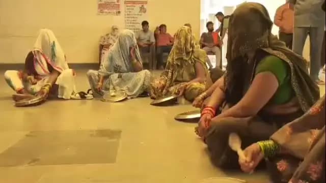 गोवर्धन: गोवर्धन में जलभराव से परेशान ग्रामीणों ने तहसील पर प्रदर्शन कर बजाई थाली