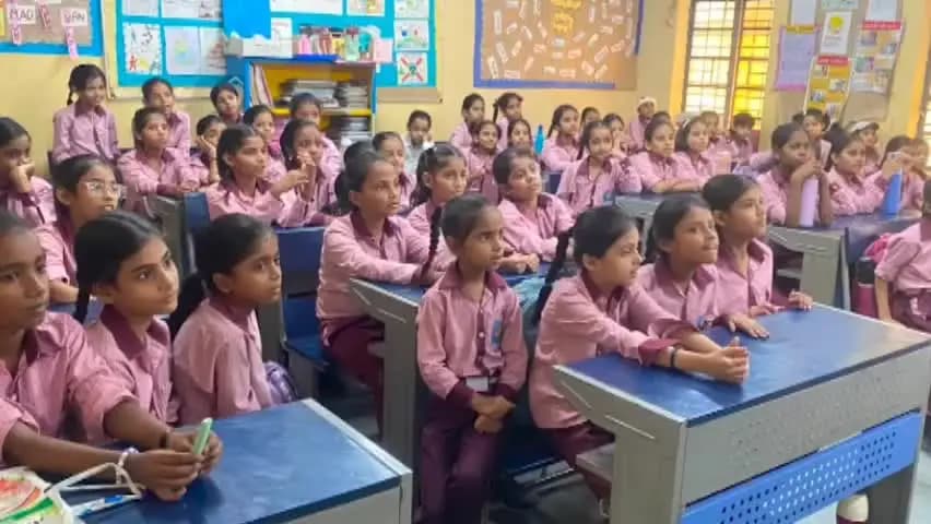 मंगोलपुरी के एसकेवी स्कूल में 'निर्भीक' कार्यक्रम, 75 छात्राओं को व्यक्तिगत सुरक्षा का दिया गया प्रशिक्षण