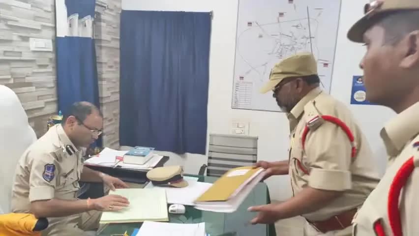పెద్దపల్లి: పెద్దపల్లి పోలీస్ స్టేషన్ను ఆకస్మిక తనిఖీ నిర్వహించిన: రామగుండం కమిషనర్ అంబర్ కిషోర్ జా