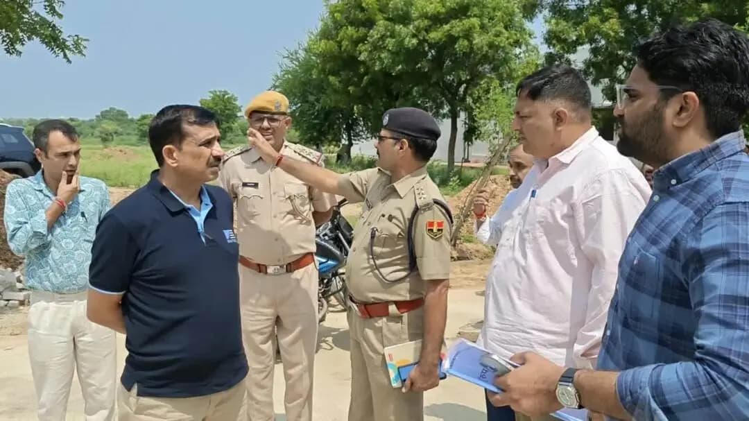इंद्रगढ़: निर्वाचन पर्यवेक्षक ने इंद्रगढ़ लाखेरी क्षेत्र में मतदान केंद्रों का निरीक्षण किया, व्यवस्थाओं का लिया जायजा