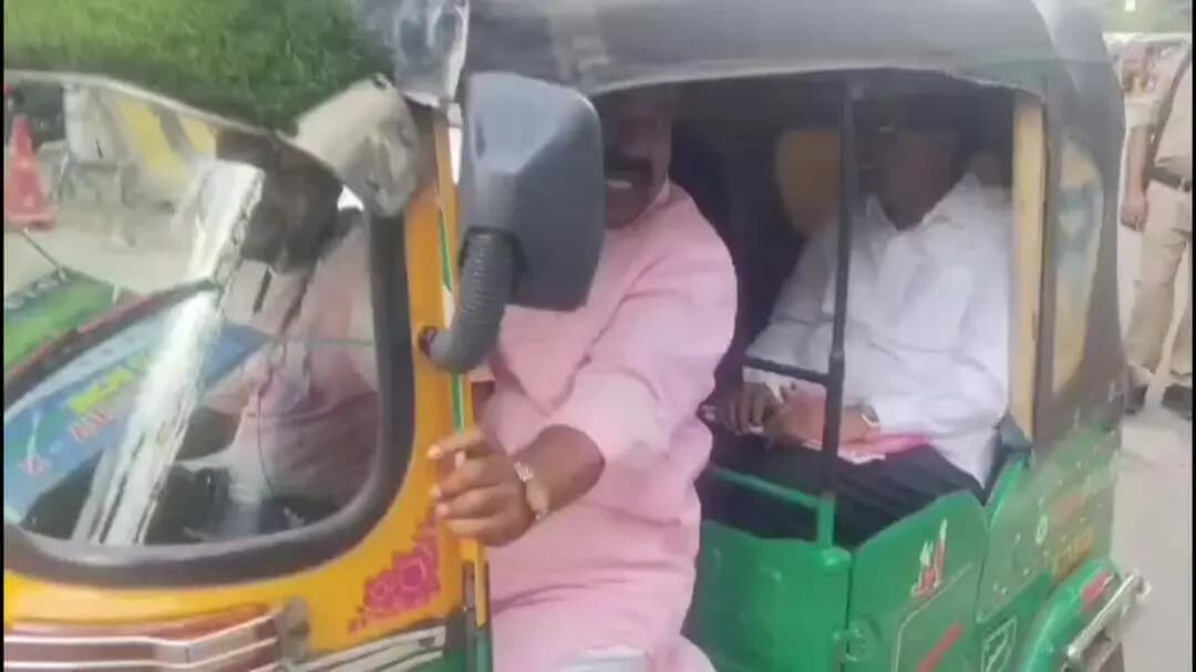 మహదేవ్పూర్: ఆటోలో కమిషనర్ కార్యాలయానికి వెళ్లిన మాజీ ఎమ్మెల్యే, ప్రస్తుత ఎమ్మెల్సీ సిరికొండ మధుసూదనాచారి
