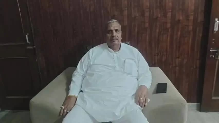मुज़फ्फरनगर: सहारनपुर पहुंचे सांसद हरेंद्र मलिक ने मस्जिद ध्वस्तीकरण पर उठाई आवाज, कमिश्नर से की मुलाकात, पुलिस घर पर बैठी रही
