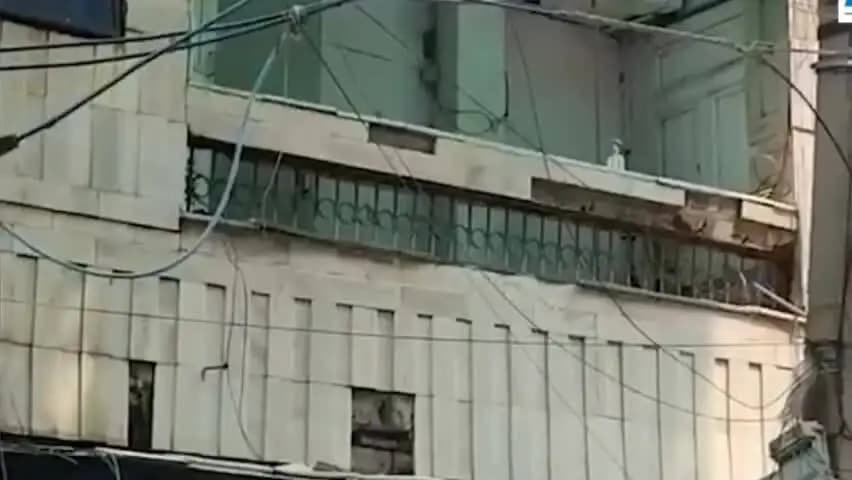नॉर्थ दिल्ली के नेहरू विहार में जर्जर और झुकी इमारत मौत का खतरा बनी, MCD नोटिस के 3 साल बाद भी कार्रवाई नहीं