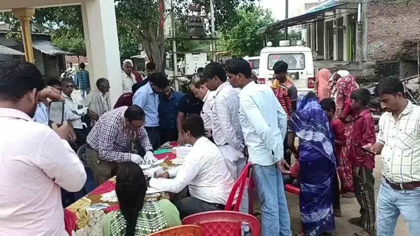 चकरनगर: गढाकसदा गाँव में पांच बच्चों की मौत के बाद मिनी पीजीआई सैफई की टीम पहुंची, घर-घर मरीजों की जांच की