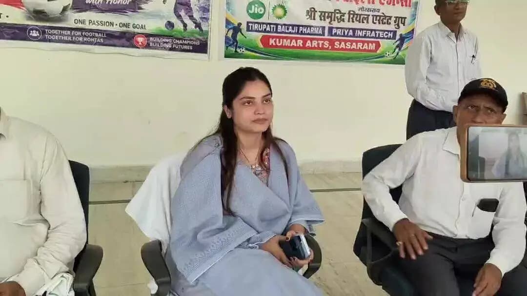 फजलगंज स्टेडियम में शंकर स्पोर्ट्स क्लब का हुआ जर्सी वितरण SDM प्रिया रानी ने दिया बच्चों को टिप्स।
