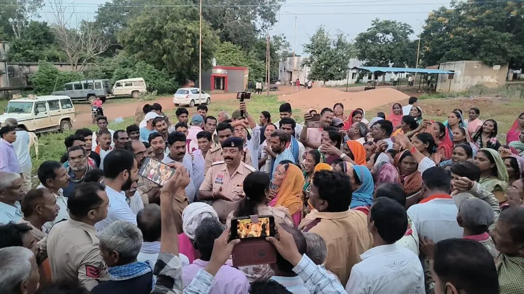 डौण्डीलोहारा: टटेगा गांव में पेड़ कटाई पर ग्रामीणों का एसडीएम कार्यालय घेराव