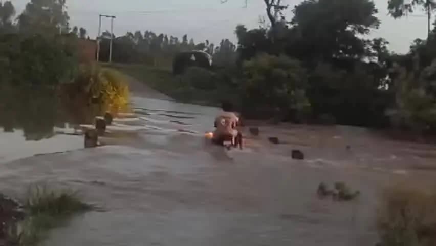 आंवला: आंवला में अरिल नदी में बाइक समेत 3 लोग डूबे, अतरछेड़ी मार्ग पर डरुआपुर रपटा पुल से हुआ हादसा, देर रात तक तलाश जारी