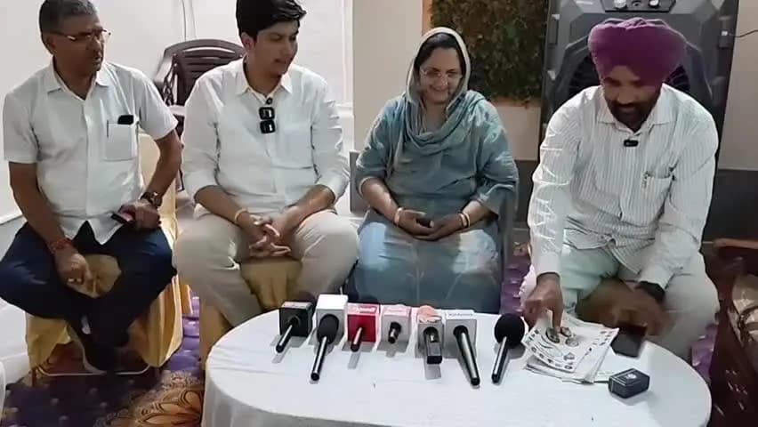 रावतसर: रावतसर में पूर्व नगरपालिका चेयरमैन नीलम सहारण के साथ प्रेस कॉन्फ्रेंस का आयोजन हुआ