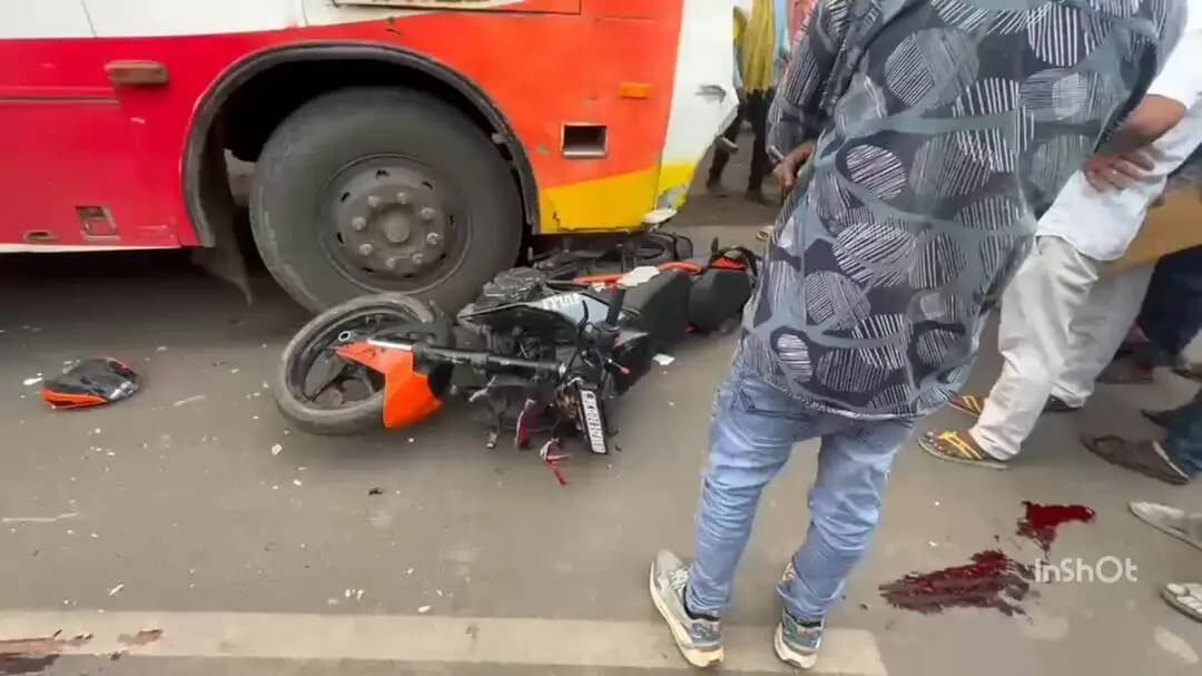 टंडवा: केरेडारी के बेल चौक पर सड़क हादसा, बस की चपेट में आने से बाइक सवार घायल, ग्रामीणों ने किया सड़क जाम