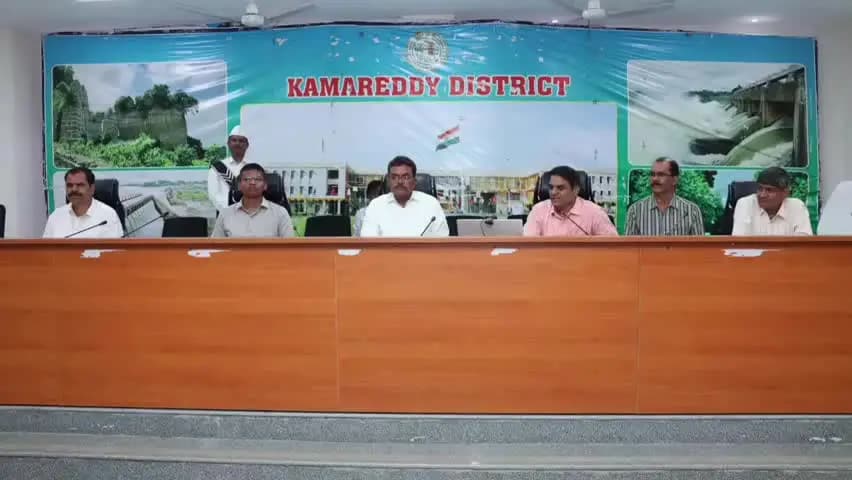 కామారెడ్డి: ఇందిరమ్మ ఇళ్ల నిర్మాణంలో వేగం పెంచాలి, నాటిన ప్రతి మొక్కనూ సంరక్షించాలి అదనపు కలెక్టర్ గిరి