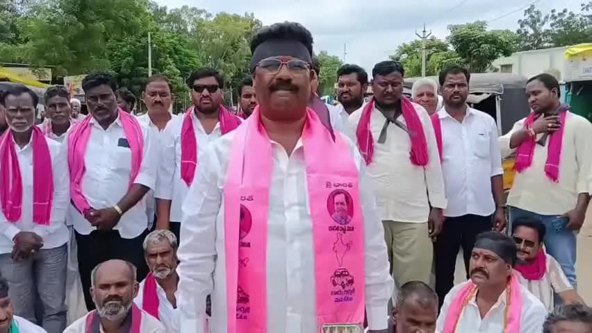 మద్నూర్: మద్నూర్లో బీఆర్ఎస్ నిరసన పోలీసుల దౌర్జన్యాలను ఖండిస్తూ మాజీ ఎమ్మెల్యే హన్మంత్ షిండే ఆగ్రహం