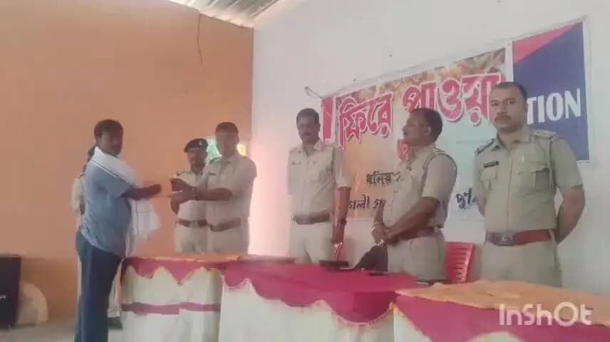ধনিয়াখালি: ধনিয়াখালি থানা থেকে হারিয়ে যাওয়া মোবাইল ফোন ফিরিয়ে দিল পুলিশ