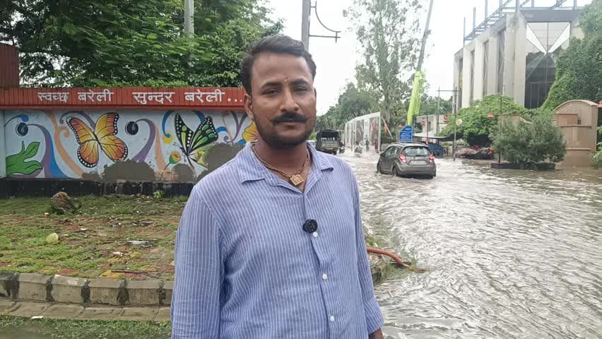 बरेली: बरेली में जल भराव को लेकर स्थानीय लोगों का फूटा गुस्सा, महापौर को सुनाई खरी-खोटी