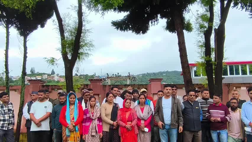 चम्पावत: पाटी विकासखंड में तैनात कनिष्ठ अभियंता (जेई) के स्थानांतरण आदेश निरस्त होने पर ग्राम प्रधानों का आक्रोश