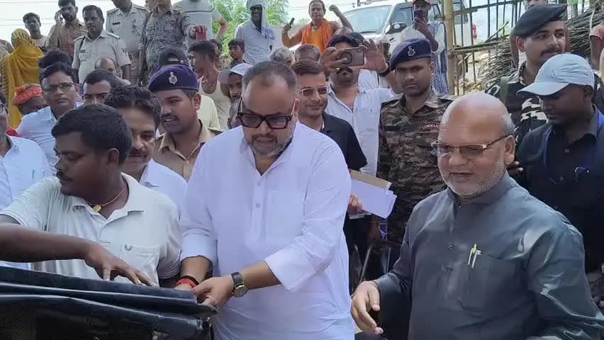 धरहरा: मंत्री रत्नेश सदा बाढ़ पीड़ितों से मिले, पॉलिथीन बांटे, राहत कार्य तेज करने के निर्देश दिए, सामूहिक किचेन का निरीक्षण