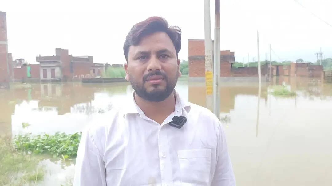 शाहजहांपुर: खन्नौत के पानी से प्रभावित परिवारों को स्टीमर से निकाला गया, पार्षद बोले- घबराने की जरूरत नहीं, प्रशासन और हम साथ हैं