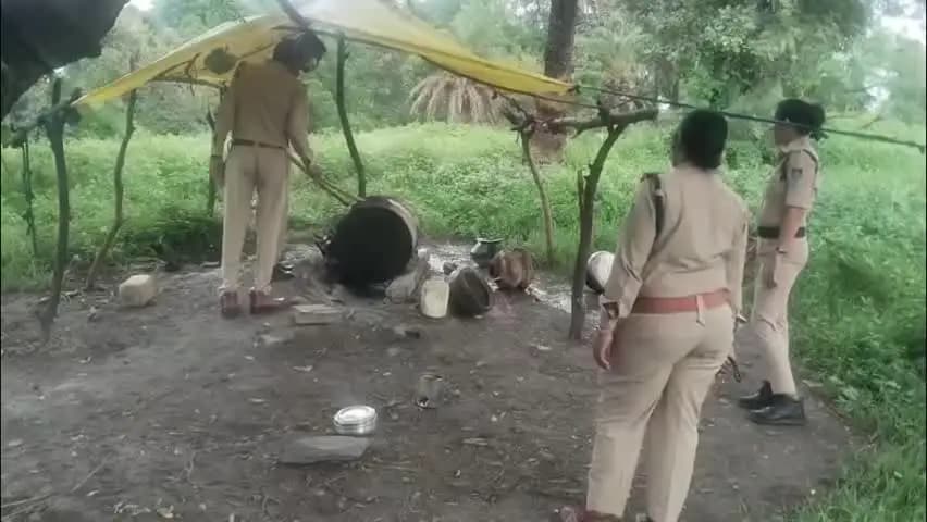 मोहन बड़ोदिया: मोहन बड़ोदिया पुलिस की अवैध शराब पर कार्रवाई: 2 केस दर्ज, 7.5 लीटर शराब जब्त, 5 ड्रम महुआ लहान नष्ट