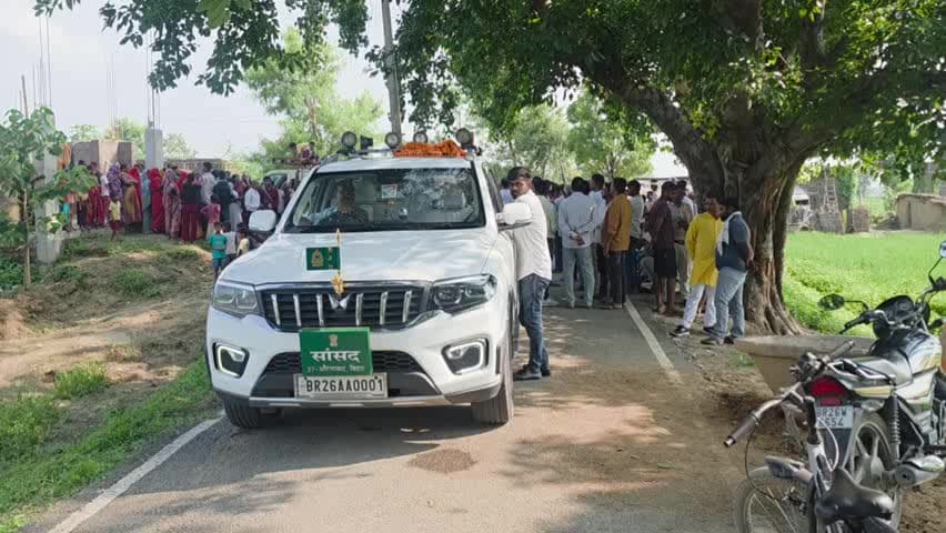 कुटुंबा: कुटुंबा में सांसद अभय कुशवाहा ने रेप पीड़िता से की मुलाकात, कहा- दोषियों को जल्द सजा दिलाने के लिए स्पीडी ट्रायल जरूरी