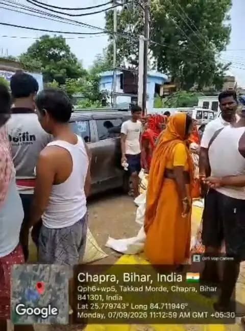 बाढ़ प्रभावित क्षेत्रों में पशुधन की सुरक्षा के लिए भी विशेष प्रयास।
सारण जिले के बाढ़ प्रभावित क्षेत्रों में लोगों के साथ-साथ पशुधन की सुरक्षा एवं संरक्षण के लिए भी जिला प्रशासन द्वारा लगातार प्रयास किए जा रहे हैं।
पशुओं को सुरक्षित आश्रय, चारा एवं आवश्यक चिकित्सा सुविधाएं उपलब्ध कराई जा रही हैं।
प्रशासन की प्राथमिकता है कि बाढ़ की इस चुनौतीपूर्ण स्थिति में कोई भी व्यक्ति और पशुधन असहाय न रहे।
राहत एवं बचाव कार्य पूरी संवेदनशीलता के साथ निरंतर जारी है।
जिला प्रशासन सारण — हर परिस्थिति में आपके साथ।