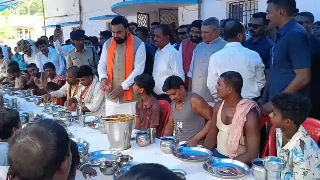 मुख्यमंत्री श्री सम्राट चौधरी ने सोनपुर में बाढ़ राहत शिविर का किया निरीक्षण, प्रभावितों से की आत्मीय बातचीत
सारण जिले में बाढ़ प्रभावित लोगों को हरसंभव सहायता उपलब्ध कराने के निर्देश
छपरा,07 सितंबर,2026। मुख्यमंत्री श्री सम्राट चौधरी ने आज सारण जिले के सोनपुर शहर स्थित स्काउट एंड गाइड सेंटर में संचालित बाढ़ राहत शिविर का निरीक्षण किया। इस दौरान उन्होंने राहत शिविर में रह रहे बाढ़ प्रभावित लोगों से आत्मीयता के साथ बातचीत कर उपलब्ध कराई जा रही सुविधाओं की जानकारी ली। मुख्यमंत्री ने स्वयं प्रभावित लोगों के साथ भोजन किया तथा भोजन की गुणवत्ता का जायजा लिया। राहत शिविर में रह रहे लोगों ने व्यवस्थाओं के प्रति संतोष व्यक्त करते हुए बताया कि उन्हें भोजन, आवासन एवं अन्य आवश्यक सुविधाएं पर्याप्त रूप से उपलब्ध कराई जा रही हैं।
मुख्यमंत्री ने राहत शिविर में संचालित कम्युनिटी किचन का निरीक्षण कर भोजन की गुणवत्ता एवं वितरण व्यवस्था की जान�