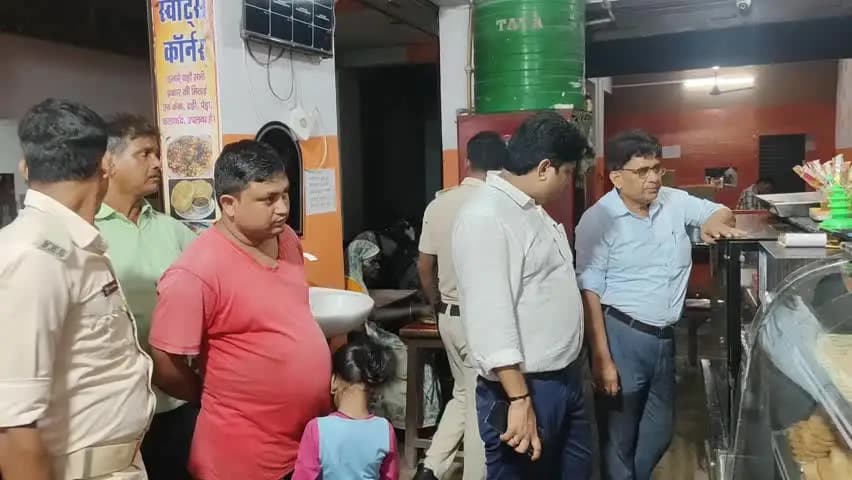 भवानीपुर: एसडीएम के नेतृत्व में मिठाई दुकानों में छापेमारी, कई मिठाइयों के सैंपल जांच के लिए भेजे गए