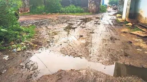 लक्ष्मणगढ़: खंडेला में लगातार बारिश से सहरिया बस्ती में जलभराव, लोगों की आवाजाही प्रभावित