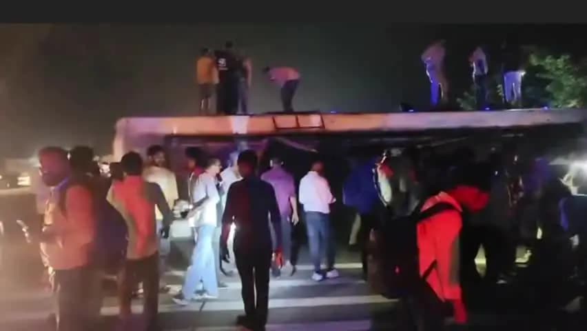 शाजापुर: नेशनल हाईवे-52 मझनिया के पास यात्री बस पलटी, इंदौर से आगरा जा रही थी बस