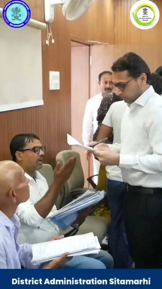 जिला पदाधिकारी श्री तनय सुल्तानिया का जनता दरबार कार्यक्रम समाहरणालय स्थित विमर्श कक्ष में आयोजित की गई।