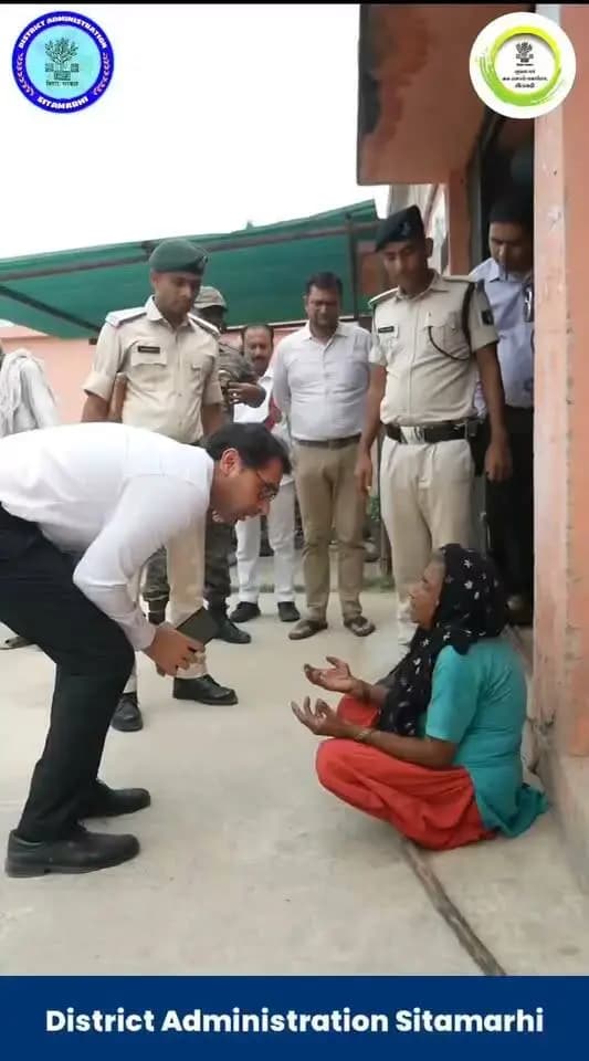 प्रखंड निरीक्षण के दौरान जिलाधिकारी ने एक वृद्ध महिला के पास रुककर उनकी बातों को ध्यानपूर्वक सुना और उनकी समस्याओं को समझा। इस संबंध में आवश्यक निर्देश दिए गए।
(संवेदनशील प्रशासन, सहज संवाद और जनसेवा की प्रतिबद्धता)
Information & Public Relations Department, Government of Bihar