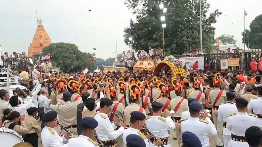 राजसी ठाट बाट के साथ प्रजा को आशीर्वाद देने नगर भ्रमण पर निकले बाबा महाकाल ।15 ड्रोन के माध्यम से भव्य पुष्प वर्षा से हुआ बाबा का अभिनंदन,सवारी मार्ग पर कड़ी सुरक्षा व्यवस्था के बीच बड़ी संख्या में श्रद्धालु दर्शन के लिए मौजूद।