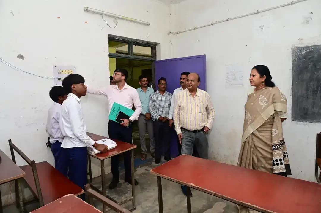 बिलाईगढ़ विकासखंड के ग्राम पिरदा में कलेक्टर श्रीमती पद्मिनी भोई साहू ने ग्रामीण क्षेत्र के निरीक्षण के दौरान शासकीय हाई स्कूल एवं आदिवासी कन्या आश्रम का निरीक्षण किया।
हाई स्कूल में कक्षा 10वीं में 9 विद्यार्थी उपस्थित मिले। कलेक्टर ने स्कूल भवन एवं जर्जर भवनों का निरीक्षण कर डिस्टमेंटल एवं नवीन भवन निर्माण के लिए एस्टीमेट तैयार करने के निर्देश दिए। निर्माणाधीन स्मार्ट क्लासरूम में गुणवत्तापूर्ण एवं निर्धारित मानकों के अनुरूप कार्य करने के निर्देश भी दिए।
इसके बाद कन्या आश्रम का निरीक्षण कर छात्राओं की सुविधाओं की जानकारी ली। उन्होंने आश्रम के जर्जर शौचालय को हटाकर नया शौचालय बनाने तथा भोजन व्यवस्था बेहतर रखने के निर्देश दिए।
#sarangarhdistrict
#Chhattisgarh
#newsupdate